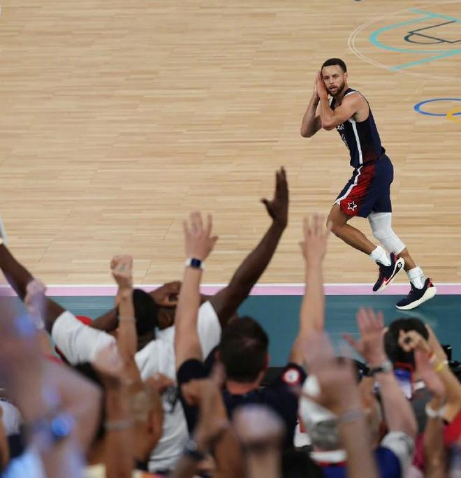 有惊无险，小麦和孔蒂所乘飞机警告灯误报导致飞机迫降